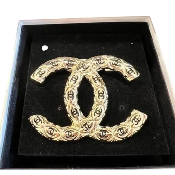 Chanel Black and Gold Interlocking CC Brooch Fall/Winter 2021 (CCXX018) - Picture 3 of 4